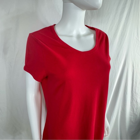 No Boundaries Women’s Red Scoop Neck Fitted Short Sleeve Tee - Picture 2 of 5